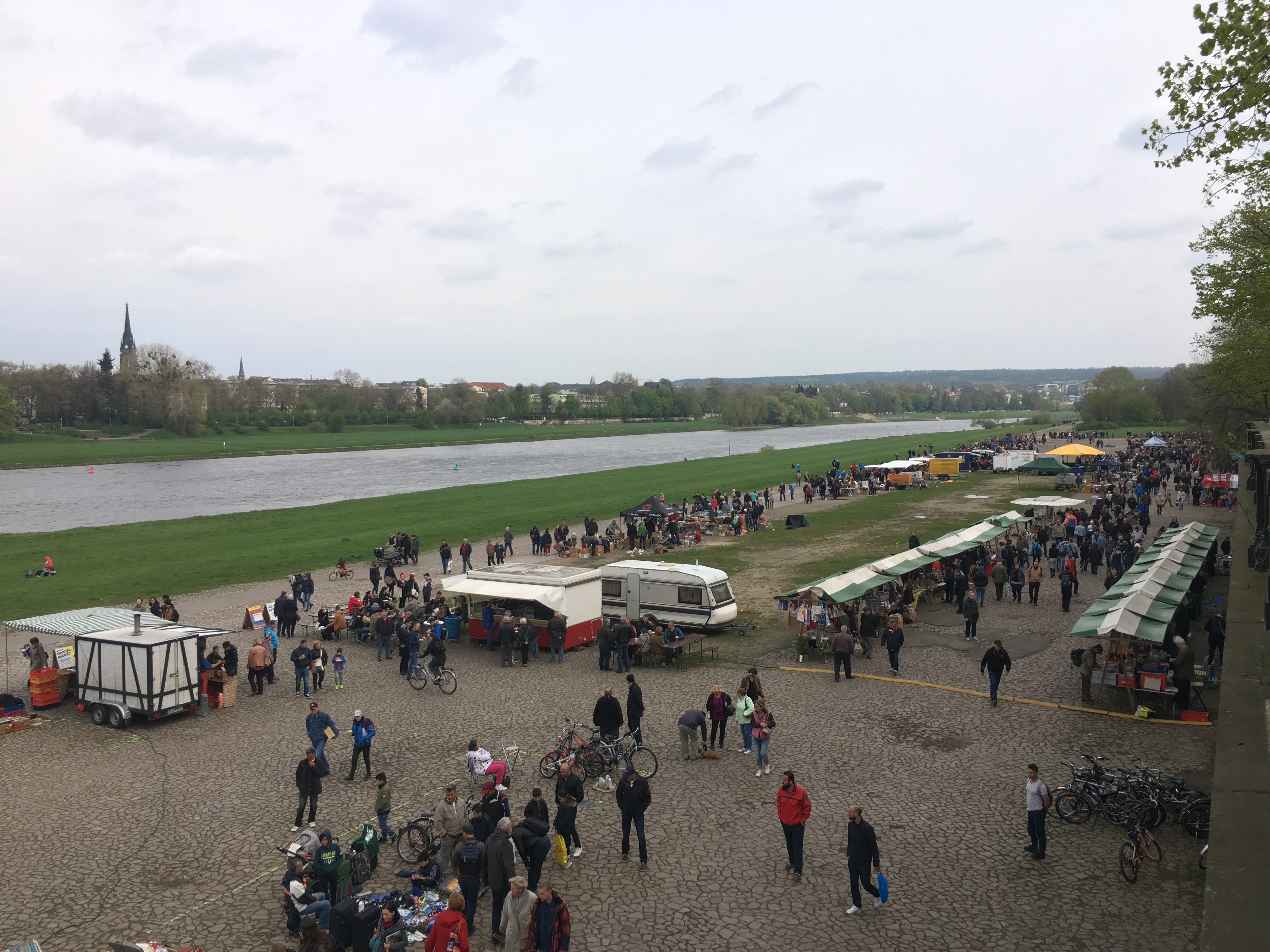 Elbeflohmarkt an der Albertbrücke in Dresden